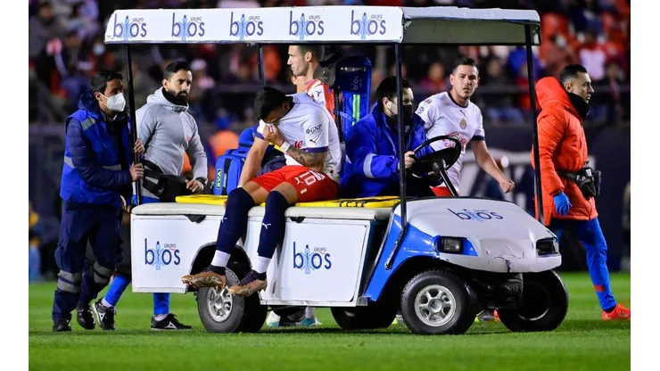 Alexis Vega abandonó la cancha entre lágrimas y en el carrito de las asistencias.