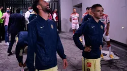 Miguel Layún y Álvaro Fidalgo previo a un partido del América en el estadio Azteca.