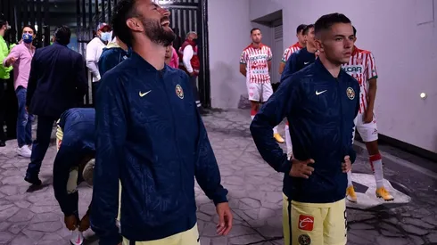 Miguel Layún y Álvaro Fidalgo previo a un partido del América en el estadio Azteca.