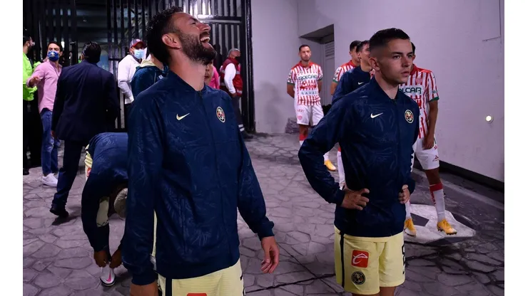 Miguel Layún y Álvaro Fidalgo previo a un partido del América en el estadio Azteca.