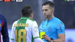 Andrés Guardado y el árbitro Carlos del Cerro Grande.