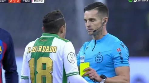 Andrés Guardado y el árbitro Carlos del Cerro Grande.