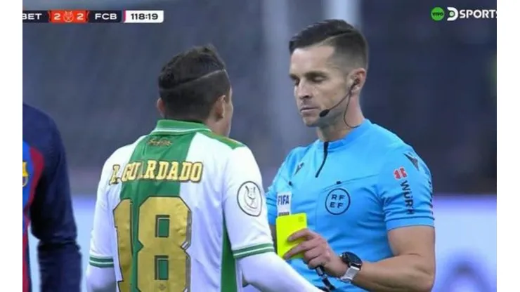 Andrés Guardado y el árbitro Carlos del Cerro Grande.