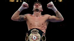 Leigh Wood advierte a Mauricio Lara.