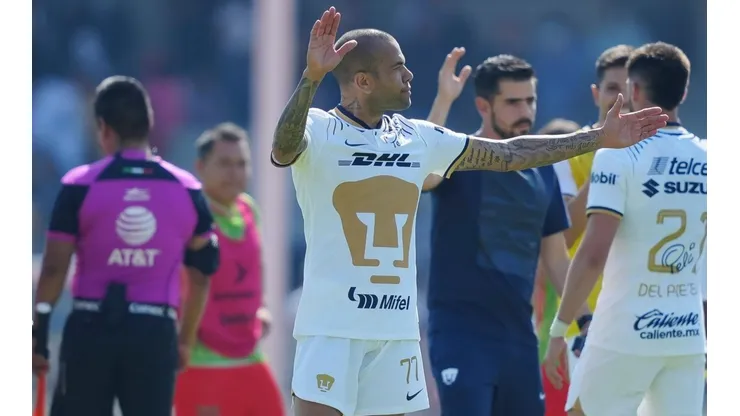 Dani Alves al término del partido de Pumas contra Juárez.