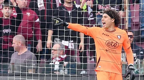 Guillermo Ochoa brilló para conseguir su primer punto con Salernitana