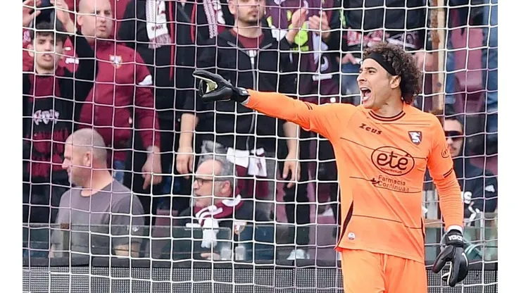 Guillermo Ochoa brilló para conseguir su primer punto con Salernitana