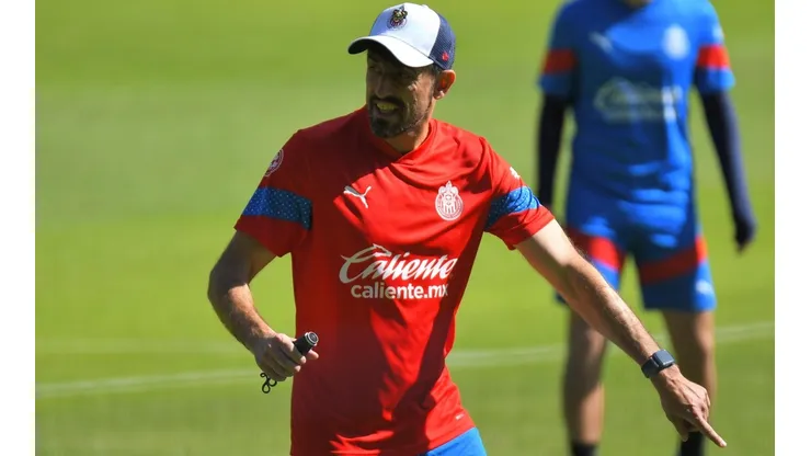 Así formarí Chivas ante Rayados.