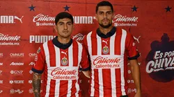 Víctor Guzmán y Daniel Ríos en su presentación oficial como refuerzos de Chivas.