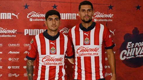 Víctor Guzmán y Daniel Ríos en su presentación oficial como refuerzos de Chivas.