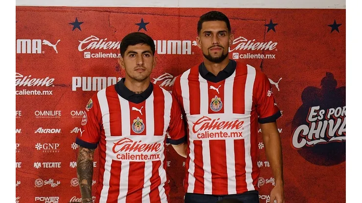 Víctor Guzmán y Daniel Ríos en su presentación oficial como refuerzos de Chivas.