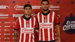 Víctor Guzmán en su presentación como jugador de Chivas con Daniel Ríos.