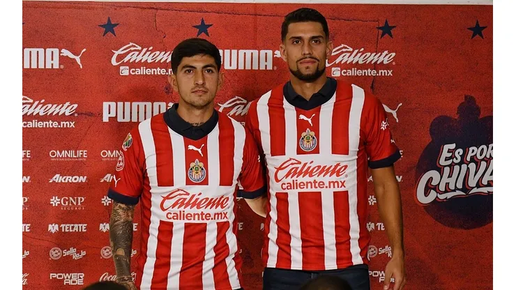 Víctor Guzmán en su presentación como jugador de Chivas con Daniel Ríos.