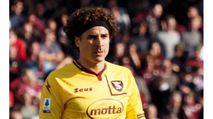Guillermo Ochoa en el partido contra el Milán.