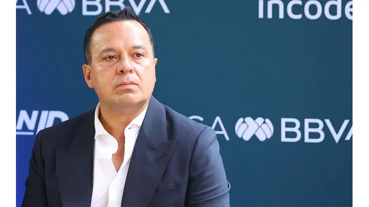 Víctor Velázquez, presidente de Cruz Azul, fue criticado por Carlos Hermosillo.