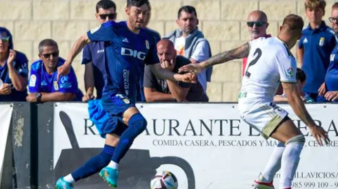 Alonso Aceves en partido con el Oviedo.