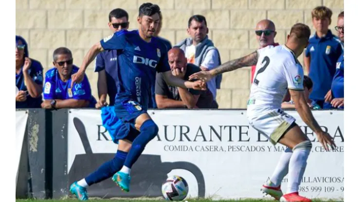 Alonso Aceves en partido con el Oviedo.