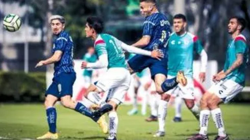 Diego Valdés y Jonathan Rodríguez en el partido de pretemporada contra Pachuca.