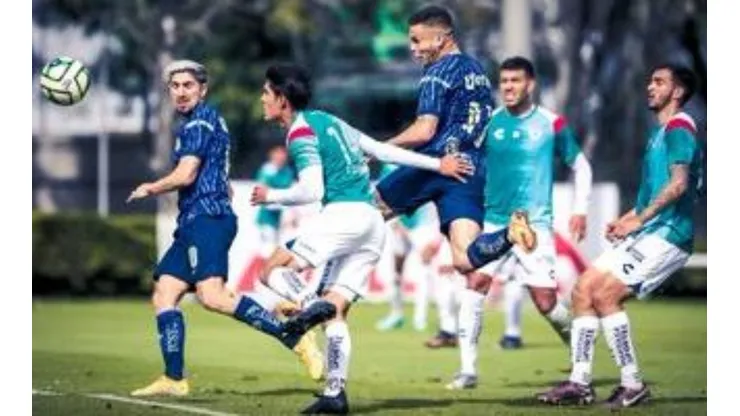Diego Valdés y Jonathan Rodríguez en el partido de pretemporada contra Pachuca.