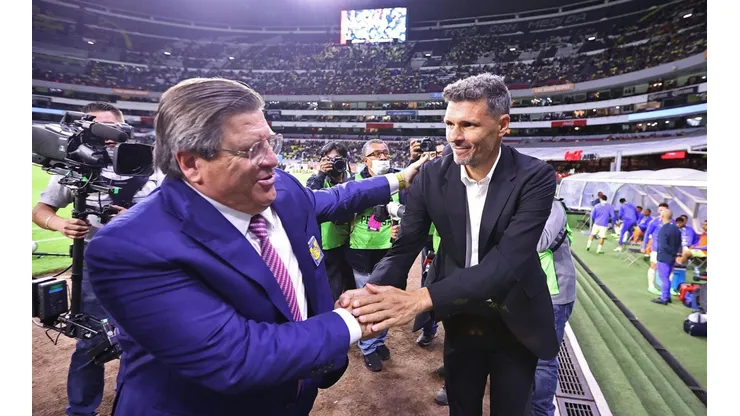 Miguel Herrera y Fernando Ortiz en su última visita con Tigres al América.