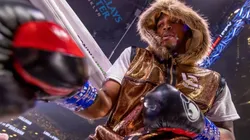 Gervonta Davis rompió el slinecio y se dfendió.