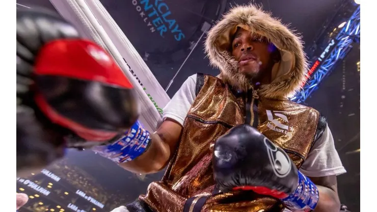 Gervonta Davis rompió el slinecio y se dfendió.