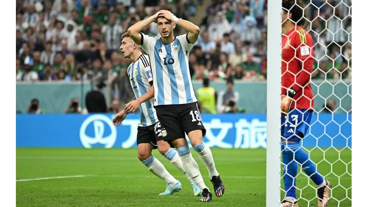 Guido Rodríguez tras una oportunidad desperdiciada ante Guillermo Ochoa.