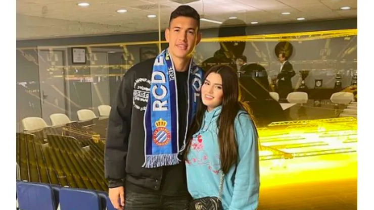 César Montes con su esposa Fernanda Márquez en la sede del Espanyol.
