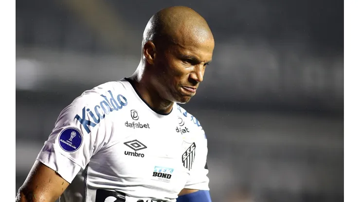 El ex-Rayados Carlos Sánchez fue apartado en Santos por problemas cardiacos