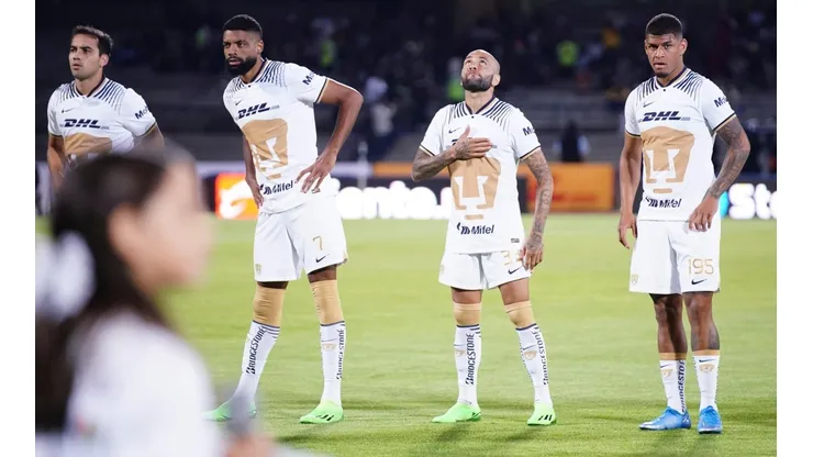 Adrián Aldrete con Diogo de Oliveira, Dani Alves y José Luis Caicedo.