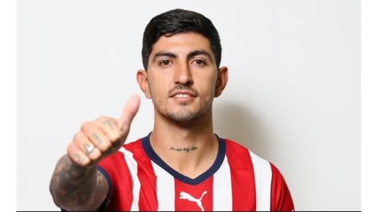 Víctor Guzmán ya posó con el uniforme rojiblanco.