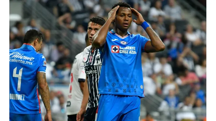 Michael Estrada con Cruz Azul en el torneo Apertura 2022.