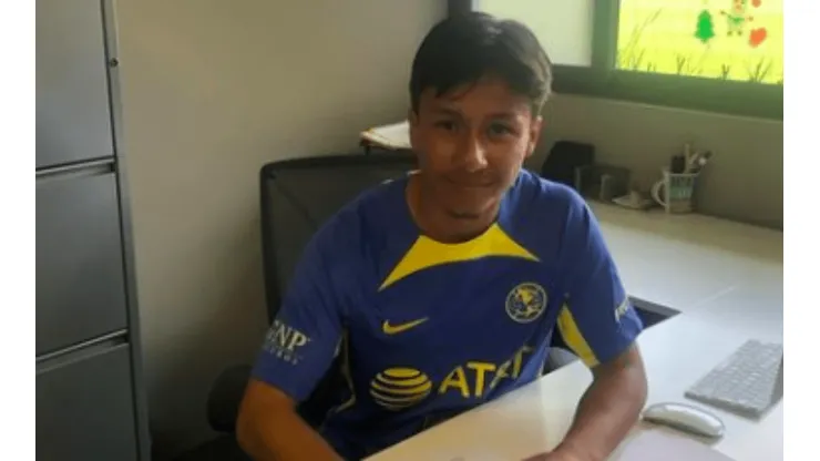 Víctor Valdez firmando su contrato con el América.