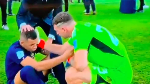 Dibu se acercó a Mbappé tras el partido