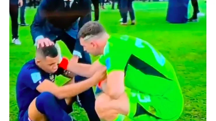 Dibu se acercó a Mbappé tras el partido