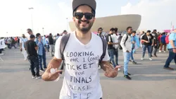 Un aficionado argentino buscando un boleto para la Final de Qatar 2022.