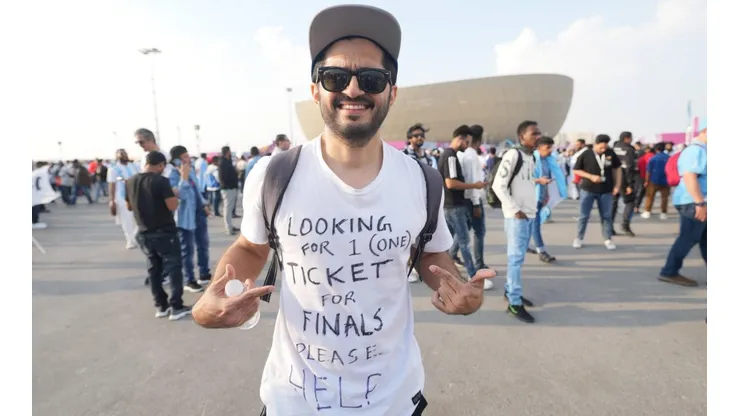 Un aficionado argentino buscando un boleto para la Final de Qatar 2022.