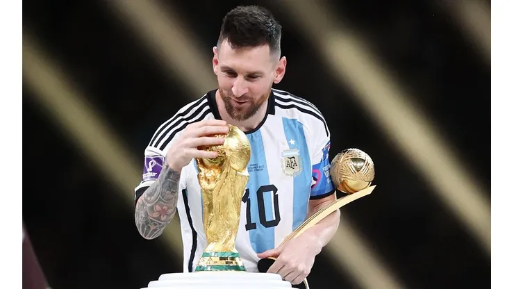 Lionel Messi con sus conquistas: Copa FIFA y Balón de Oro.