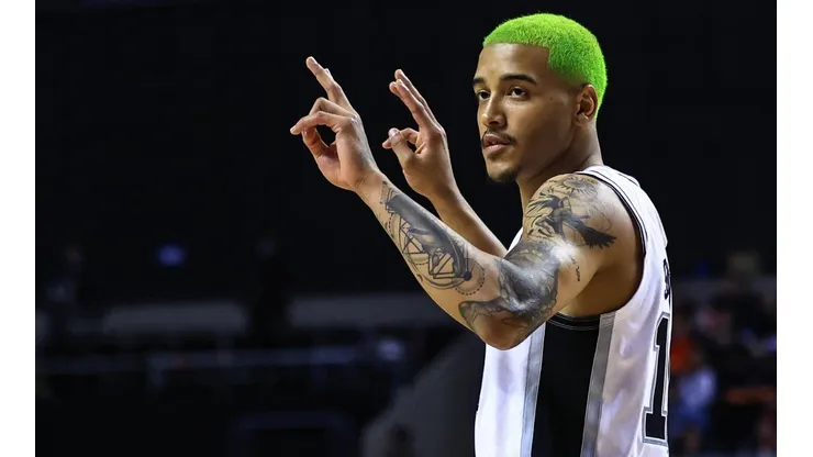 Jeremy Sochan, jugador de San Antonio Spurs, se tiño el pelo de verde.