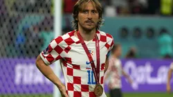 Luka Modric con la medalla de tercer lugar en el Mundial Qatar 2022.