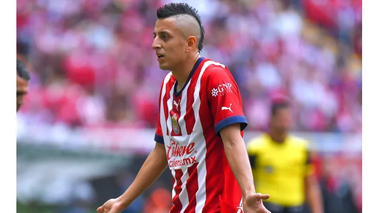 Roberto Alvarado es baja en Chivas