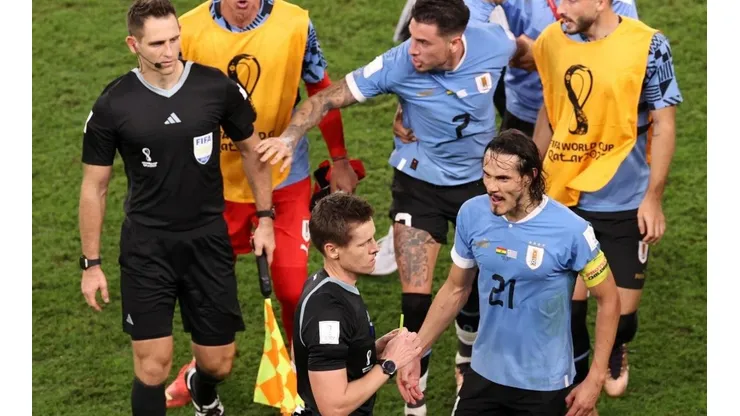 Edinson Cavani y el retrato de la furia contra el arbitraje (Foto: Getty Images)