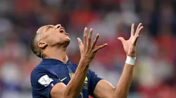 Mbappé golpeó a un aficionado.