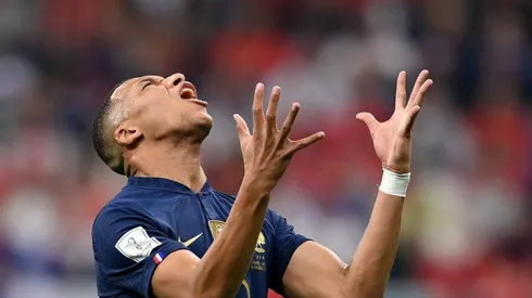 Mbappé golpeó a un aficionado.