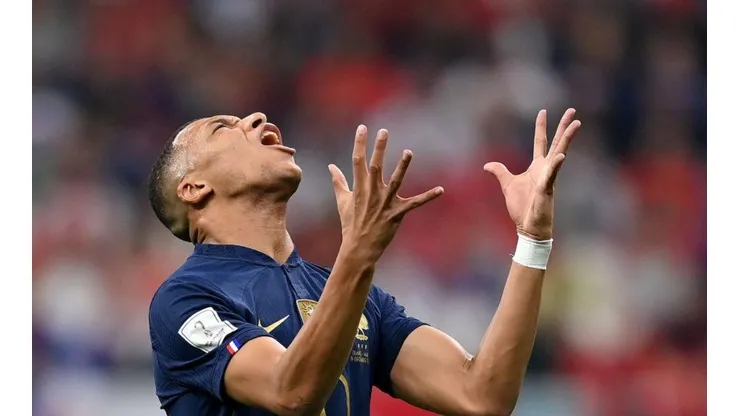 Mbappé golpeó a un aficionado.