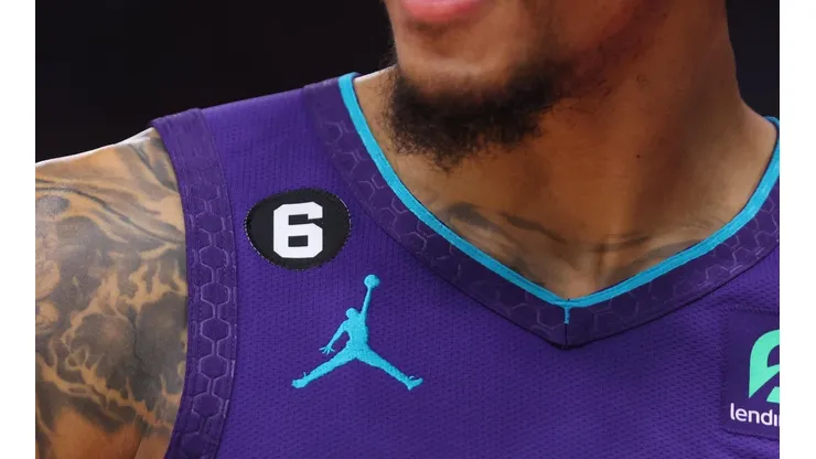 Durante toda la temporada los jugadores lucirán un parche negro con el número 6 en el pecho