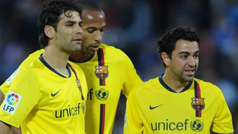 Rafa Márquez y Xavi con Thierry Henry en 2009.