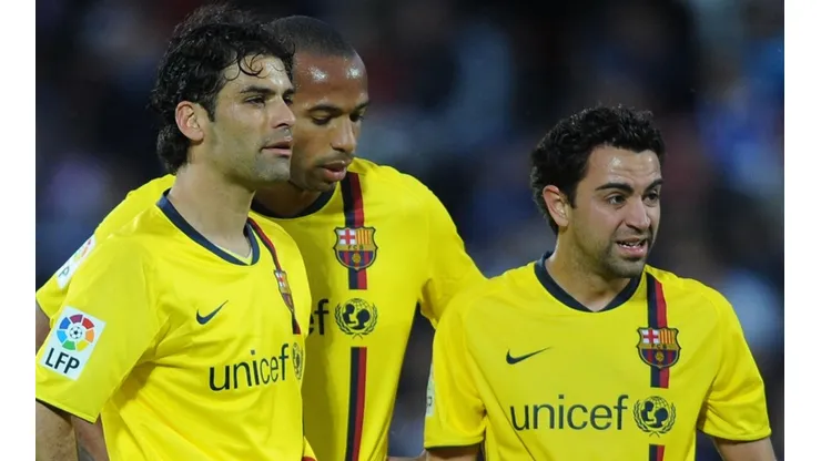 Rafa Márquez y Xavi con Thierry Henry en 2009.