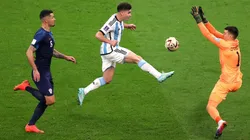 Julián Álvarez y Dominik Livaković instantes previos a la polémica.