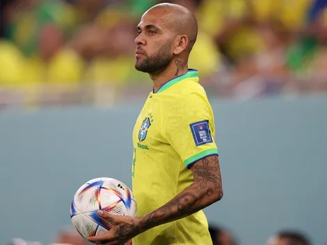 Dani Alves carga con las duras críticas de la prensa por la eliminación de Brasil